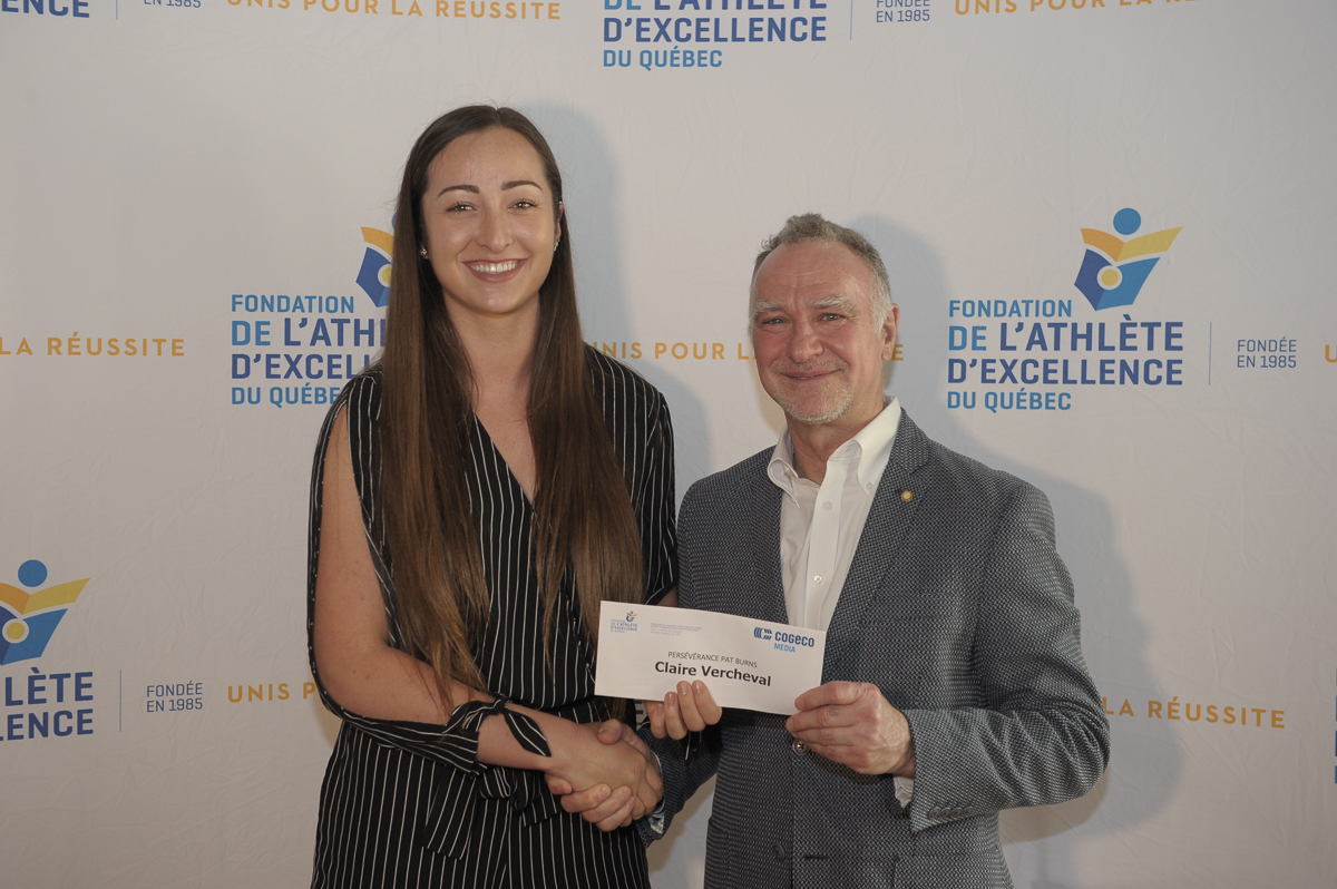 Claire Vercheval, Parrainée Par Cogeco Média, A Reçu La Bourse Cogeco Persévérance Pat Burns De 4 000 $ Des Mains De M. Michel Tremblay, Directeur Du Contenu Sport Au 98,5 FM. Crédit : NH Photographes