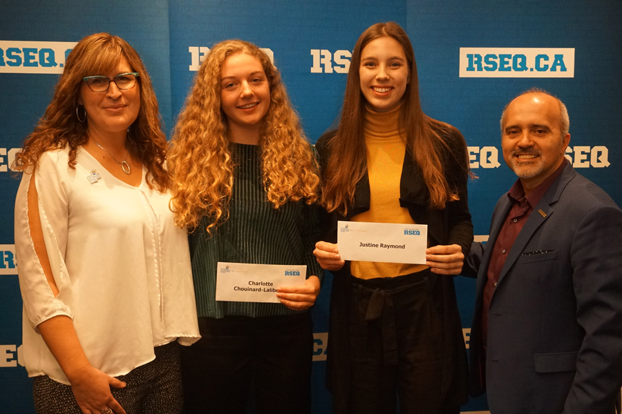 Photo FAEQ
De Gauche à Droite, Patricia Demers, Directrice Générale De La FAEQ, Charlotte Chouinard-Laliberté, Justine Raymond Et Gustave Roel, Président-directeur Général Du RSEQ.