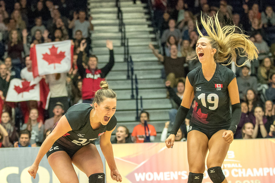 Photo FIVB
Megan Cyr Et Marie-Alex Bélanger (#19) Célèbrent Après Avoir Marqué Un Point Au Championnat Continental De La NORCECA.