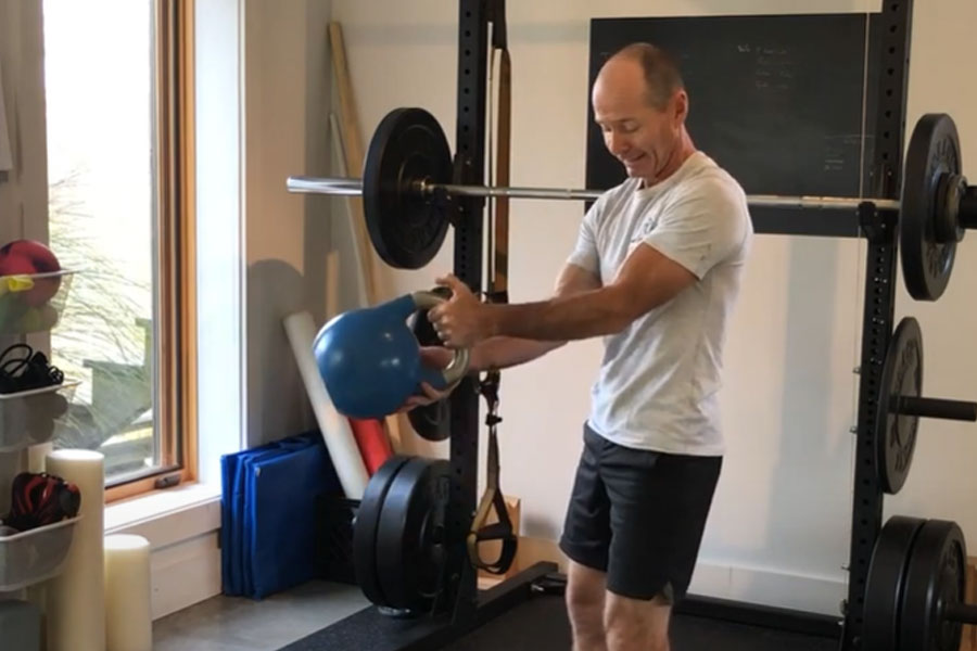 Le Kettlebell « Swing » à Un Bras (et Une Petite Progression)